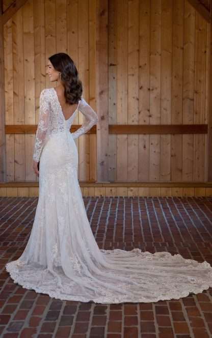 D3363 Essense of Australia Long sleeve lace wedding dress for brides with curves curvy plus size bride