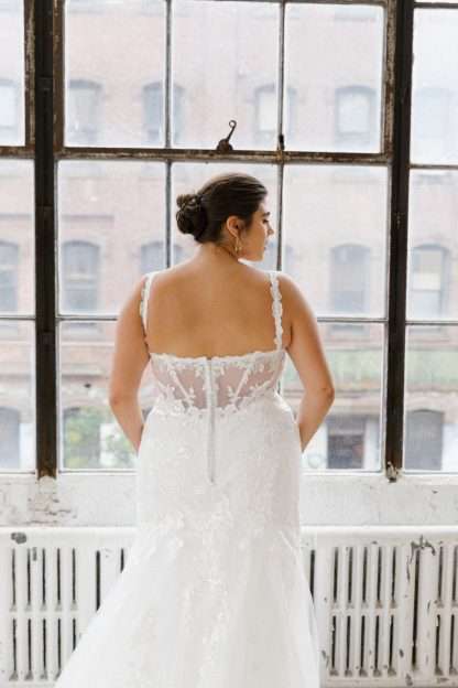 D3393 Essense of Australia Plus size curvy bride with cruved. Mermaid fitted