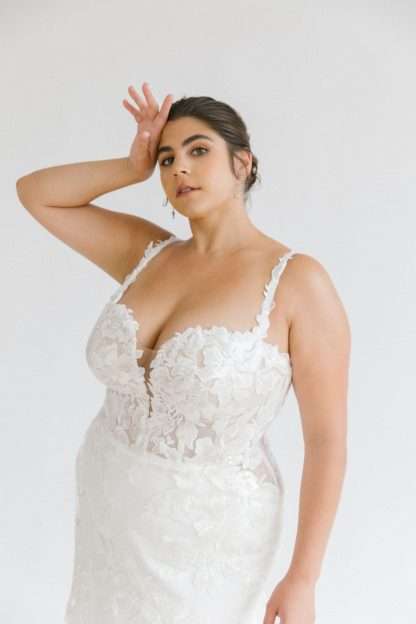D3393 Essense of Australia Plus size curvy bride with curves. Mermaid fitted