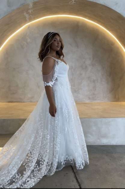 Jaya Plus Size Madi Lane Boho aline Wedding Dress with detachable flutter sleeves. Chameleon Bride Bournemouth Dorset Curvy brides with curves