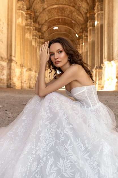 Ada Eva Lendel Wedding dress. Strapless sweetheart tulle ballgown with sparkle tulle and printed fabric. 