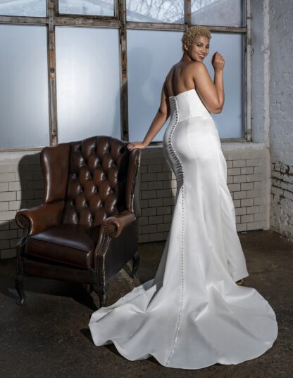 Satin plain sweetheart minimalist wedding dress with ruched bodice and leg split. Plus size curvy brides