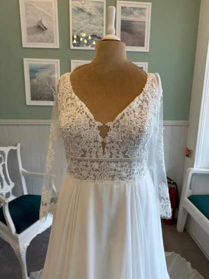 Izabel aline plus size wedding dress. Lace crochet guipure lace with detachable lace sleeves and flowy chiffon plain skirt. Chameleon Bride Dorset for brides with curves